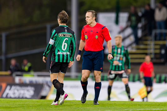 Domare Kaspar Sjöberg tillrättavisar Varbergs Elias