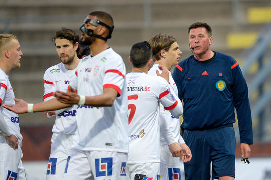 Assyriskas spelare protesterar när domaren Antti Kanerva