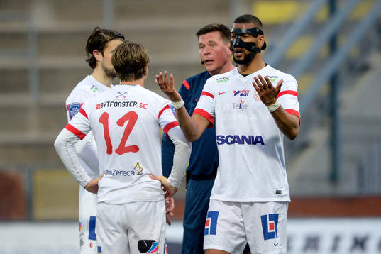 Assyriskas spelare protesterar när domaren Antti Kanerva