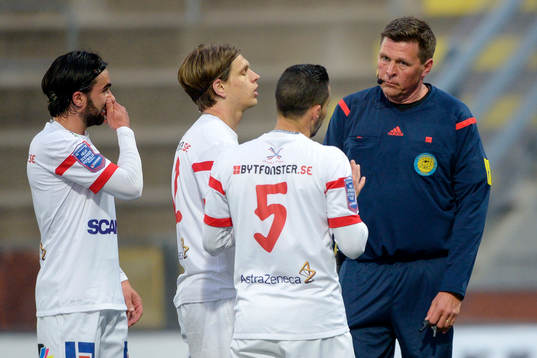Assyriskas spelare protesterar när domaren Antti Kanerva