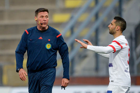 Assyriskas spelare protesterar när domaren Antti Kanerva