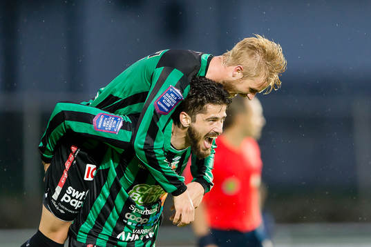 Varbergs Mats André Kaland jublar