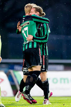 Varbergs Thommie Persson (h) jublar och blir omkramad av