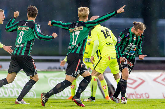 Varbergs Thommie Persson (h) jublar