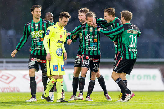 Varbergs Thommie Persson i mitten jublar