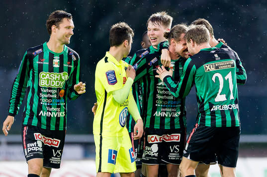 Varbergs Thommie Persson i mitten jublar