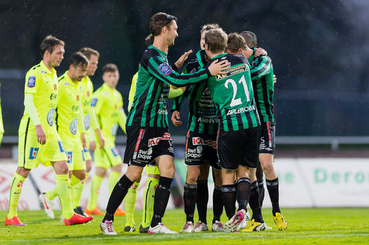 Varbergs Thommie Persson i mitten jublar