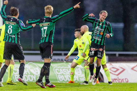 Varbergs Thommie Persson (h) jublar