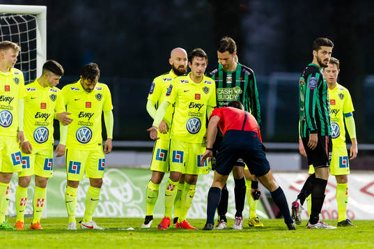 Domare Kaspar Sjöberg sprayar avståndslinjen