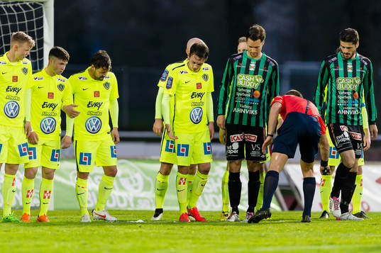 Domare Kaspar Sjöberg sprayar avståndslinjen medans