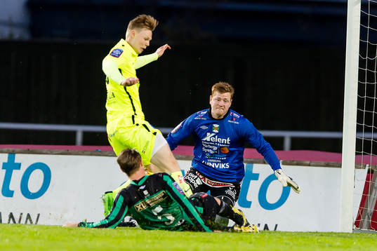Varbergs Anton Tideman lyckas bryta bollen precis framför