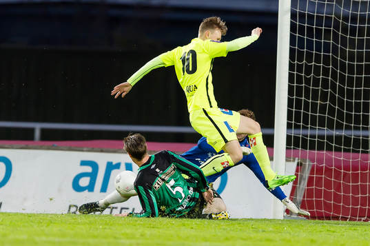 Varbergs Anton Tideman lyckas bryta bollen precis framför
