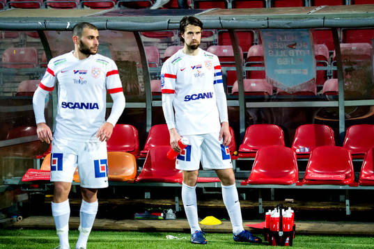 Assyriskas Mattias Genc och Linus Malmborg (K) deppar