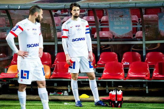 Assyriskas Mattias Genc och Linus Malmborg (K) deppar