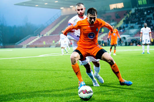 Assyriskas Mattias Genc och Athletics Filip Rogic i en