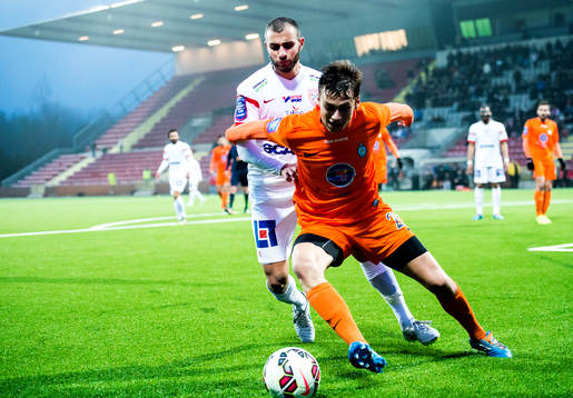 Assyriskas Mattias Genc och Athletics Filip Rogic i en