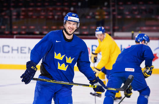 Jimmie Ericsson ler på Sveriges ishockeylandslags träning