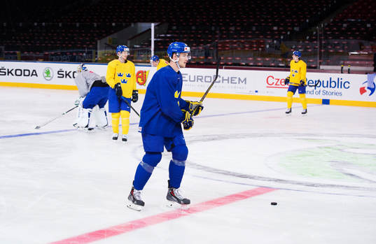 Oscar Klefbom på Sveriges ishockeylandslags träning