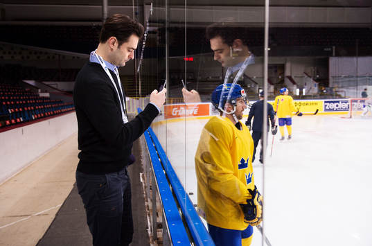 s reporter Dusan Umicevic tar en bild av Joel Lundqvist på
