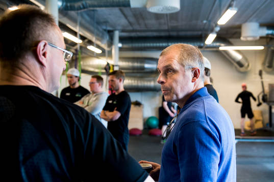 Rögles sportchef Anders Carlsson (th) pratar med tränare