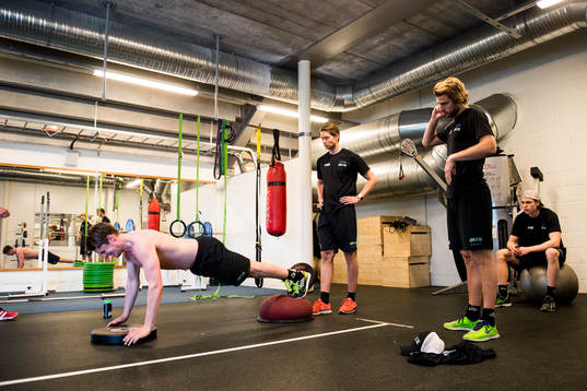 Rögles Viktor Lindgren, sjukgymnast Markus Pettersson,