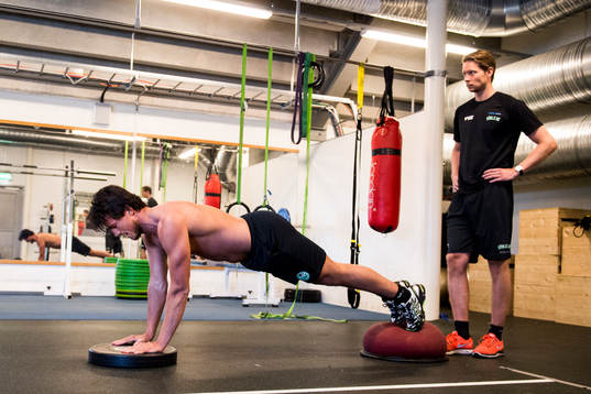 Rögles Alen Bibic och sjukgymnast Markus Pettersson