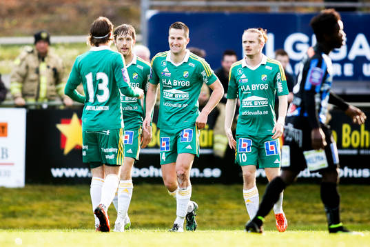 Ljungskiles Gabriel Altemark-Vanneryr,  i mitten, jublar