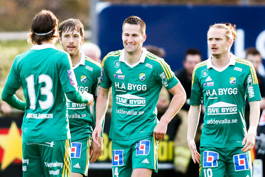Ljungskiles Gabriel Altemark-Vanneryr,  i mitten, jublar