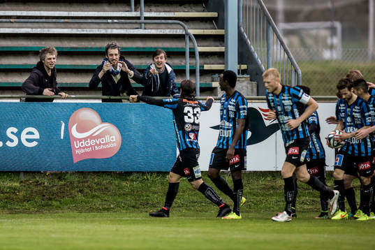 Sirius kvitterar till 3-3 och jublar med supportrar