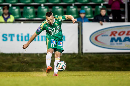 Ljungskiles Ahmed El Amrani  skjuter i stolpen
