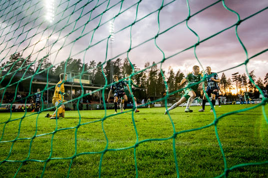 Ljungskiles Gabriel Altemark-Vanneryr gör 4-3 och jublar