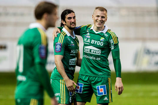 Ljungskiles Petter Björlund (h) jublar med Allan Mohideen