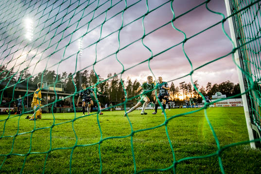 Ljungskiles Gabriel Altemark-Vanneryr gör 4-3 och jublar
