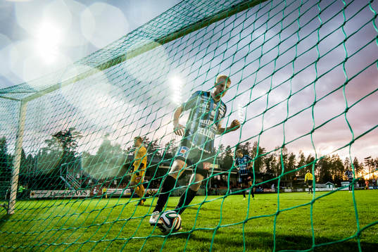 Ljungskile gör 4-3 och Sirius Carl Nyström hämtar bollen