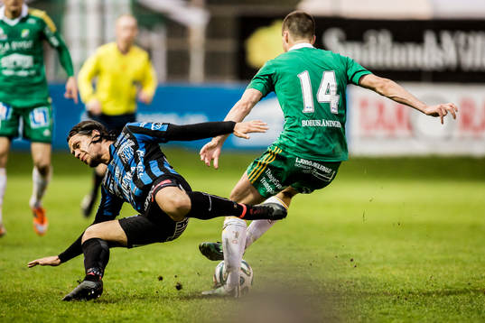 Ljungskiles Gabriel Altemark-Vanneryr tacklar Sirius Erik