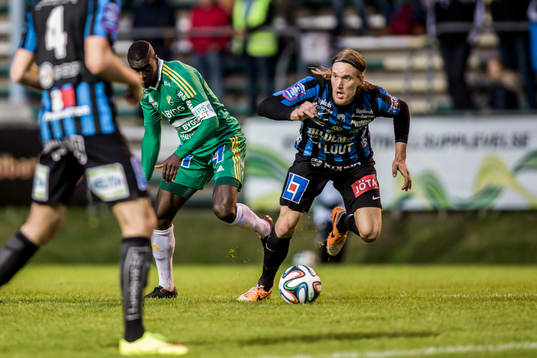 Sirius Kim Skoglund  med bollen