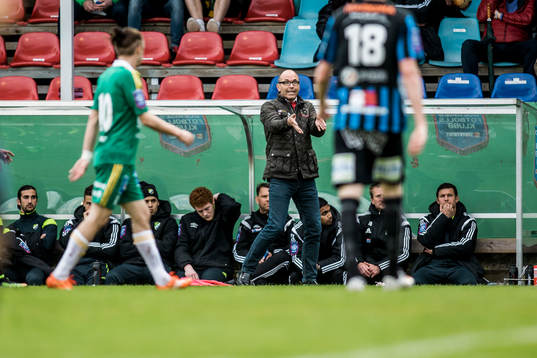Ljungskiles tränare Tor-Arne Fredheim ger instruktioner