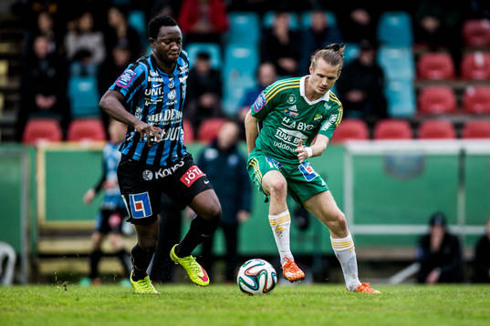 Sirius Moses Ogbu med bollen före Ljungskiles Jonas