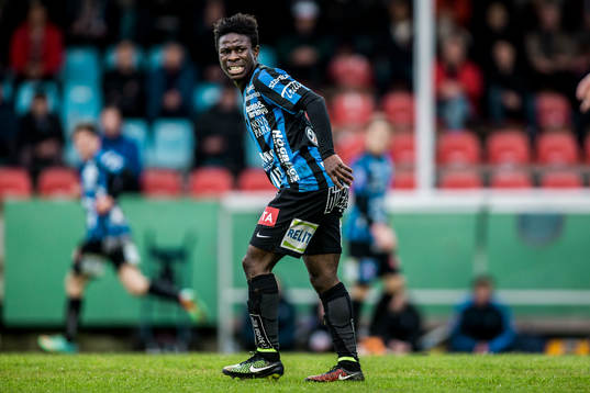 Sirius Kingsley Sarfo grinar illa