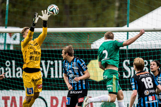 Sirius målvakt Andreas Andersson fångar en hörna
