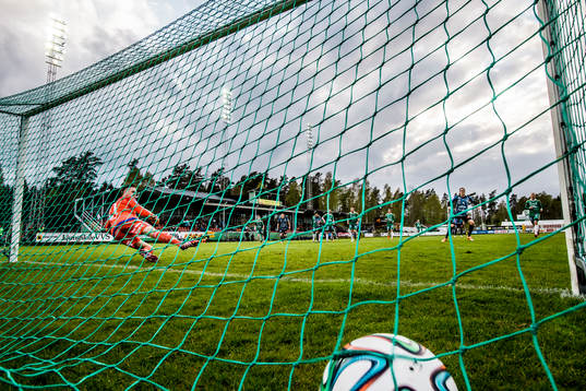 Sirius Erik Figueroa sätter en straff till reducering 3-1