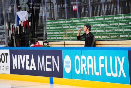 Kanadas Matt Duchene sitter ensam i båset
