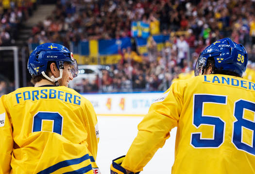 Sveriges Filip Forsberg och Anton Lander ler