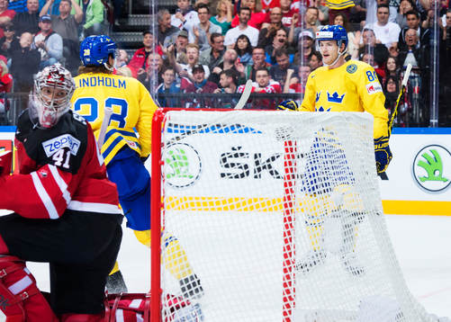 Sveriges Elias Lindholm och Oscar Klefbom jublar