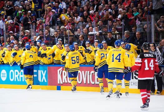Sveriges Filip Forsberg (t v) jublar med lagkamrater