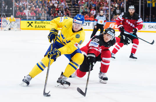 Sveriges Oscar Klefbom tar sig förbi Kanadas Cody Eakin