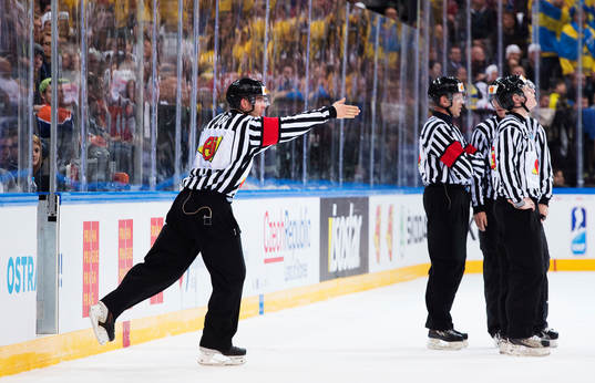 En av huvuddomarna signalerar att Sveriges 2-0-mål