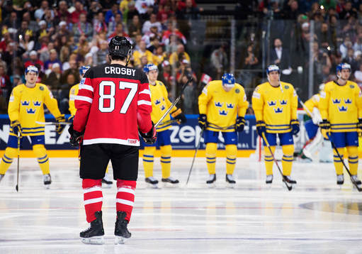 Kanadas Sidney Crosby tittar i riktning mot Sveriges spelare