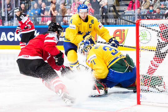Kanadas Matt Duchene oroar framför Sveriges målvakt
