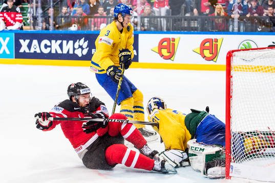 Kanadas Taylor Hall fälls utav Sveriges John Klingberg som